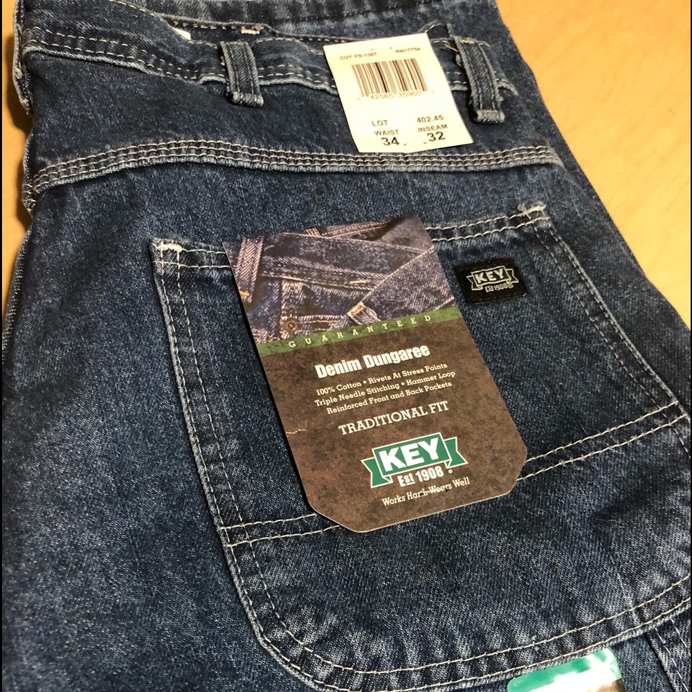 Brand new. Traditional Fit. 34 Width/ 32 LENGTH